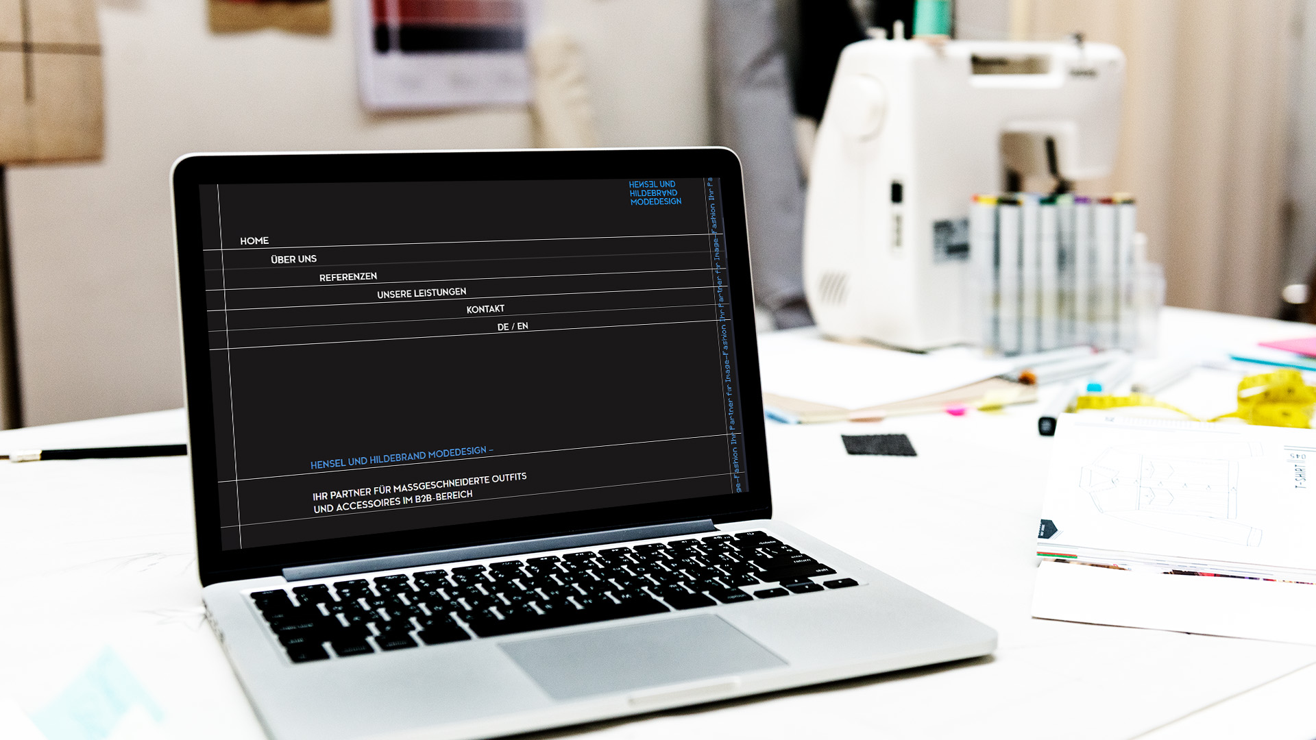 Laptop auf einem Tisch mit Mode-Design-Werkzeug