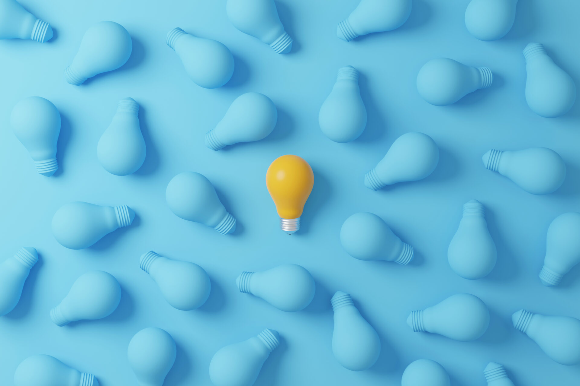 Gelbe Glühbirne zwischen blauen Glühbirnen