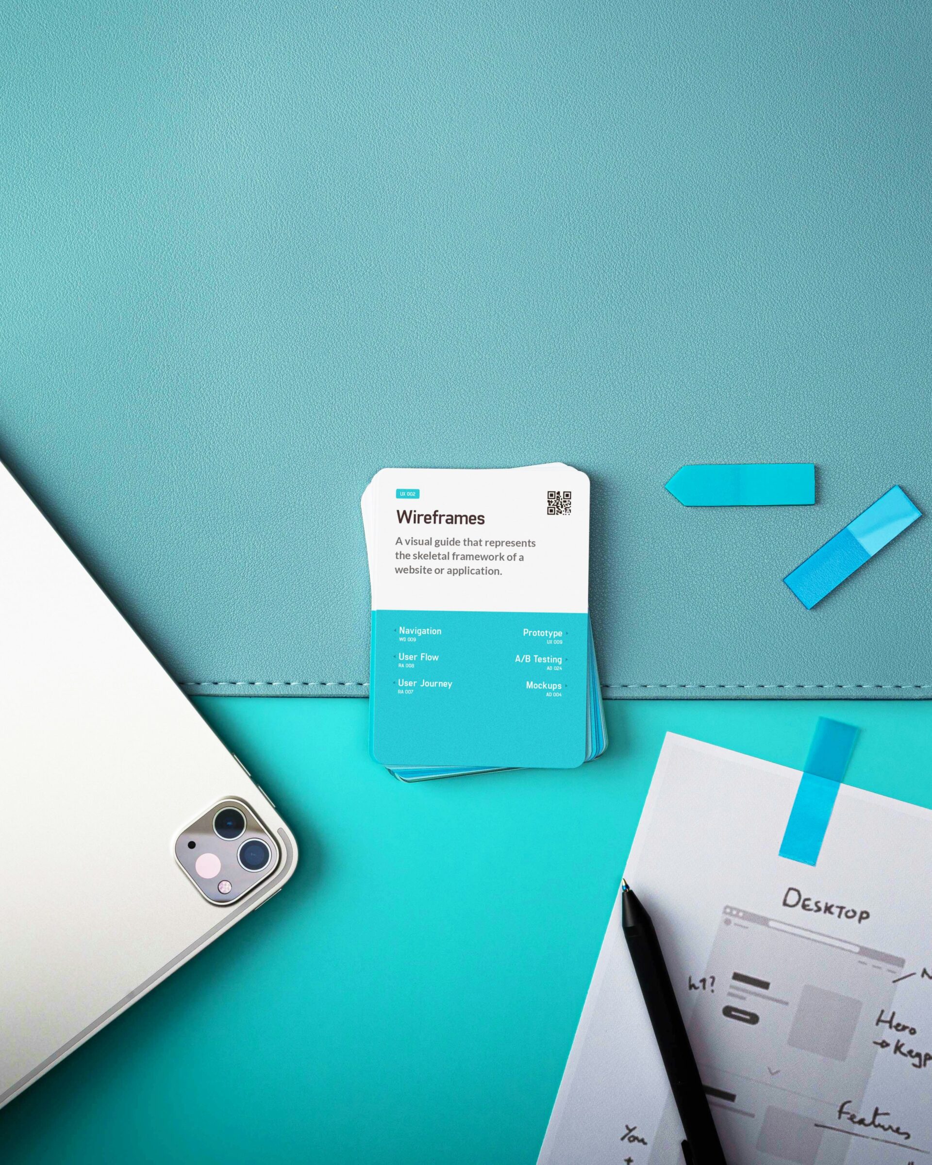 Karten und Stifte für Website-Briefing