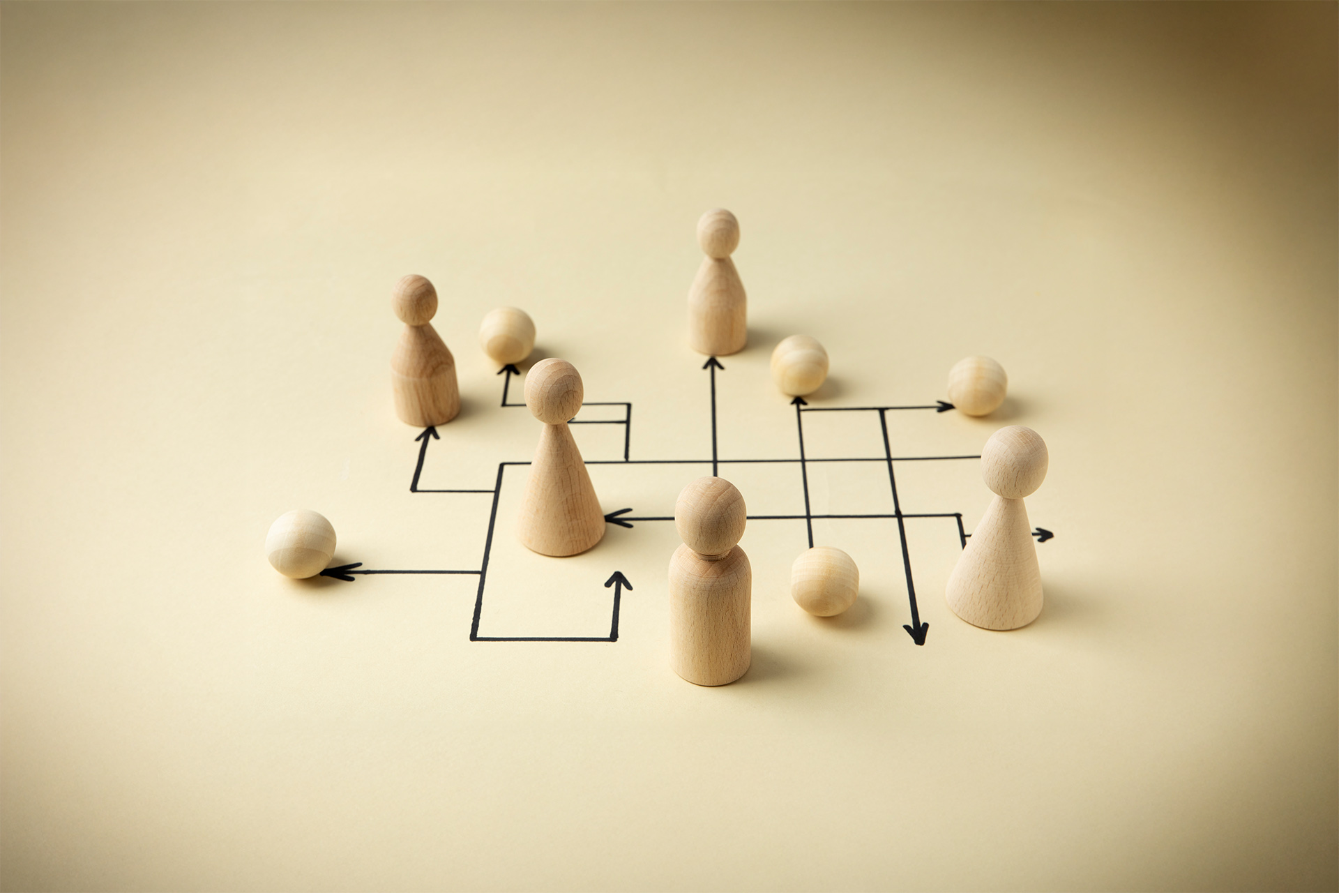 Holzfiguren auf einem Diagramm